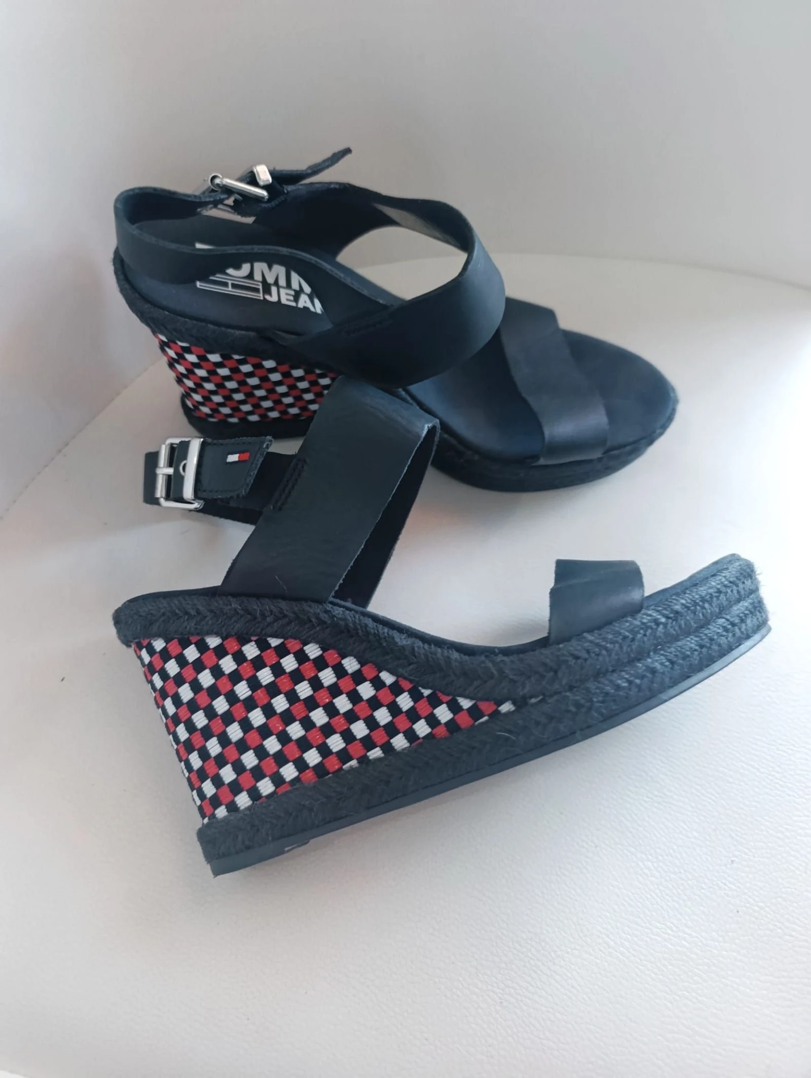 Sandalias Tommy Hilfiger de cuero sin estrenar nr 37